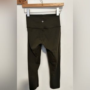Olive lululemon wonder under cropped leggings.